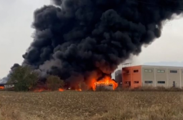 Թուրքիայի քիմիական գործարաններից մեկում հրդեհ է բռնկվել, պայթյուններ են լսվում (տեսանյութ)